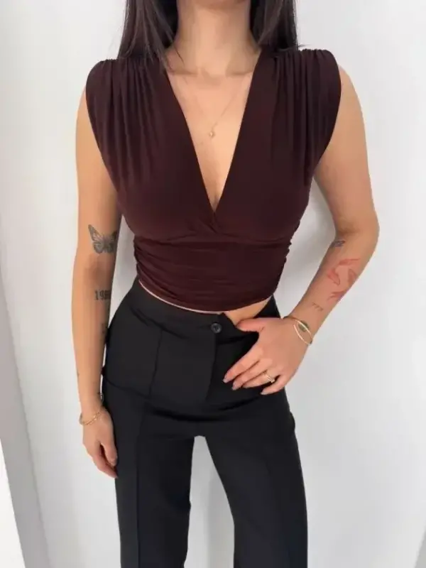 Vatkalı Kolsuz V Yaka Drapeli Crop Bluz Likralı Fit - Kahverengi - BÜYÜKBEDENIZ