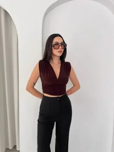 Vatkalı Kolsuz V Yaka Drapeli Crop Bluz Likralı Fit - Kahverengi - BÜYÜKBEDENIZ (1)