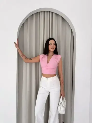 Vatkalı Kolsuz V Yaka Drapeli Crop Bluz Likralı Fit - Pembe - 3