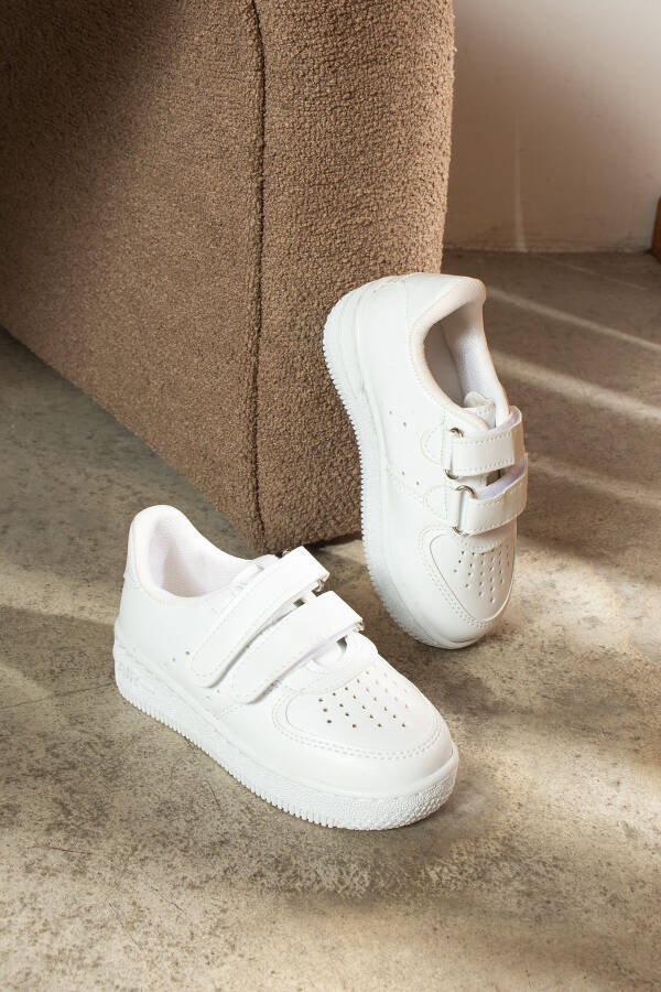 Velcro Baby White Baby Sports Shoes - 8