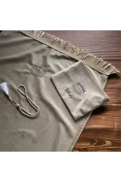 Velvet prayer rug with minimal Kaaba design, including a bag. - 1