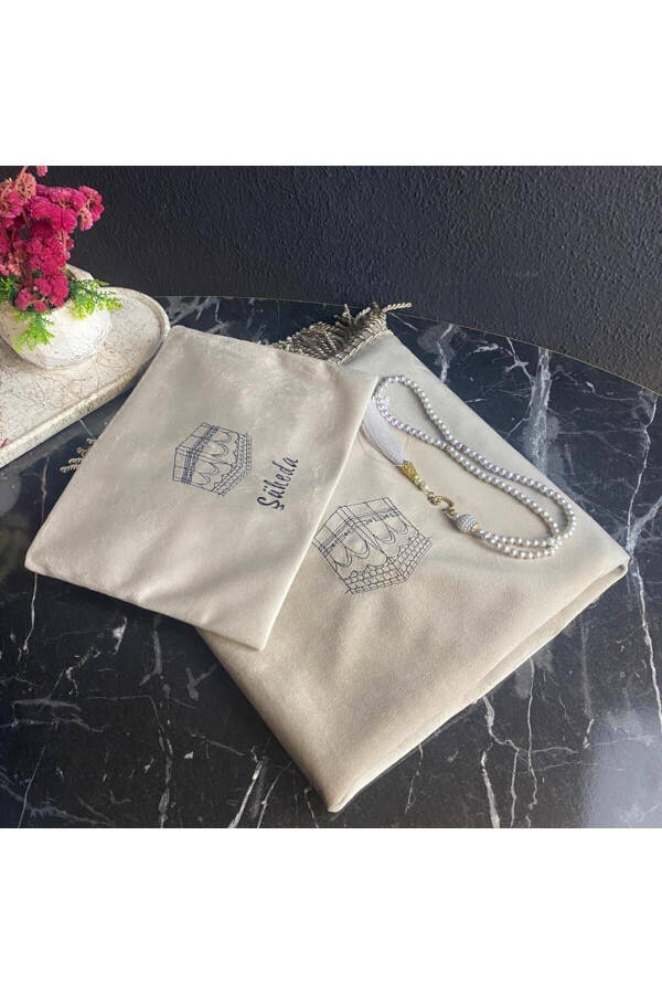 Velvet prayer rug with minimal Kaaba design, including a bag. - 2