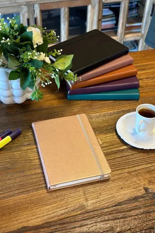 Venzi Sert Kapaklı Lastikli Tarihsiz Kalın Yapraklı Noktalı Defter 15x21 Cm (a5) Bakır-Bakır - VICTORIA'S JOURNALS