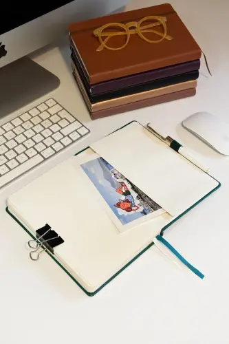 Venzi Sert Kapaklı Lastikli Tarihsiz Kalın Yapraklı Noktalı Defter 15x21 Cm (a5) Yeşil - Yeşil - VICTORIA'S JOURNALS (1)