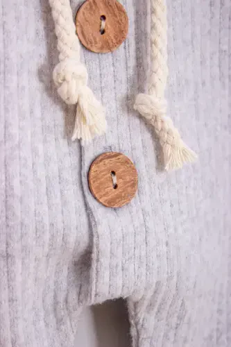 Вязаный комбинезон для малышей с капюшоном на деревянных пуговицах-СЕРЫЙ - 4