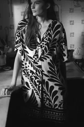 Вискозное платье-туника с черно-белым узором - 3