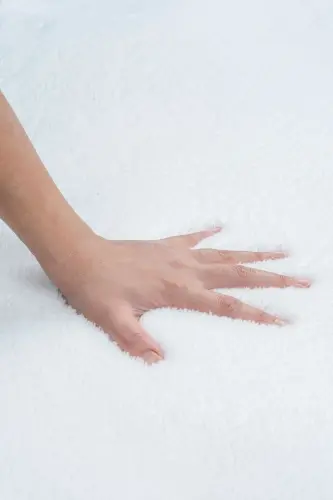 Vl Yuviladigan Premium Pompon Chekka Anti-Slippery Taglik Sun'iy Mo'yna Hamam Paspaslari 2 ta To'plam Oq - VALERY HOME (1)