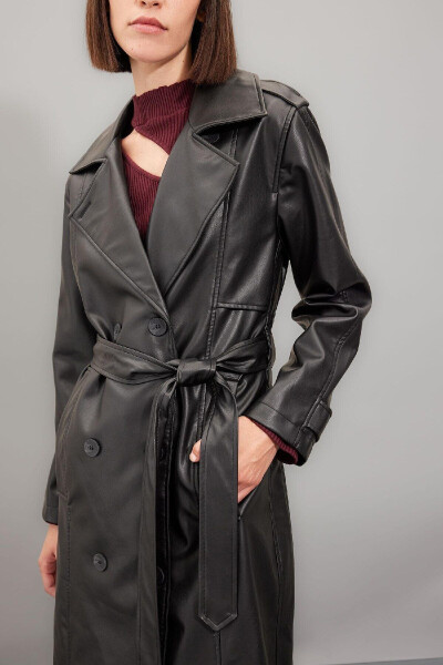Водоотталкивающее искусственное кожаное пальто-тренч с воротником на запах, пуговицами, поясом и карманами A7960ax24au - 4