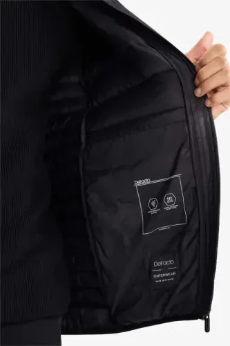 Водоотталкивающий облегченный пуховик Slim Fit узкого кроя с капюшоном на молнии с карманами демисезонный Черный - 5