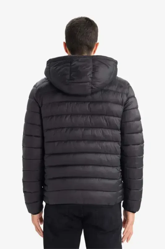 Водоотталкивающий облегченный пуховик Slim Fit узкого кроя с капюшоном на молнии с карманами демисезонный Черный - 6