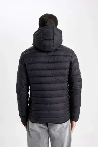 Водоотталкивающий облегченный пуховик Slim Fit узкого кроя с капюшоном на молнии с карманами демисезонный Черный - 7