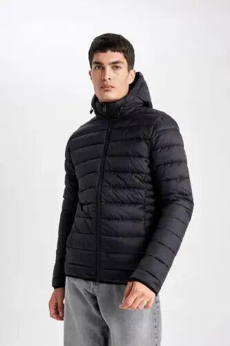 Водоотталкивающий облегченный пуховик Slim Fit узкого кроя с капюшоном на молнии с карманами демисезонный Черный - 1