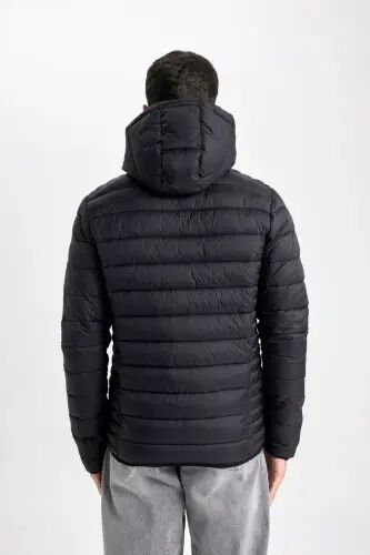 Водоотталкивающий облегченный пуховик Slim Fit узкого кроя с капюшоном на молнии с карманами демисезонный Черный - 7