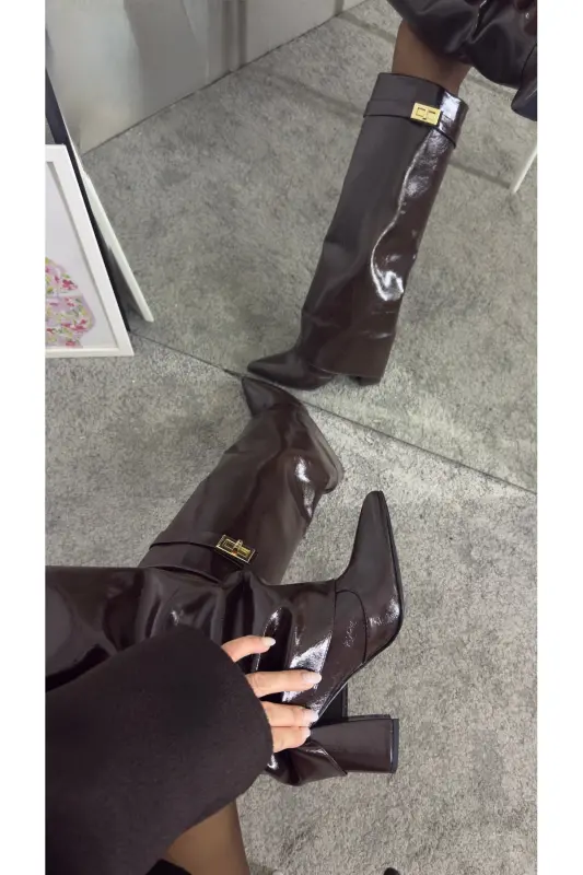 Volante Tozluk Detaylı Kahverengi Rugan Kadın Topuklu Çizme-Kahverengi Rugan - 2