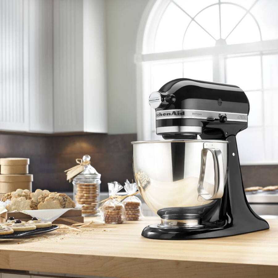 Восстановленный KitchenAid RRK150 5-квартовый стационарный миксер серии Artisan с наклонной головкой, черный оникс (восстановленный) - 3