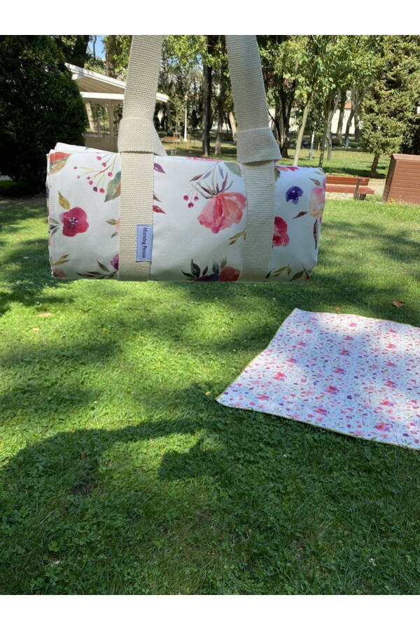 Waterproof Blanket for Beach Picnic Camping 140x170cm Floral Pattern - 1