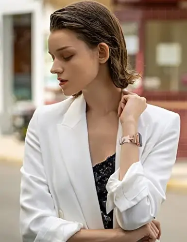 Wearlizer charm teri moslashuvchan Fitbit Versa 2 Ayollar uchun tasmalar, chiroyli tori charm bilaguzuk D-shaklidagi metall qisqich Fitbit Versa 2/Versa Lite/SE Smart Watch uchun - 5