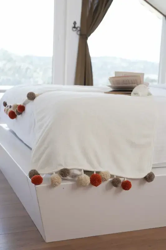 Wellsoft Pompon Scarf /shawl/etole/bed Runner-white - 2