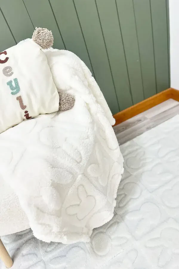 Wellsoft Puffy Children's Blanket, White Soft Blanket, Embossed Rabbit Figure Children's Blanket - 1