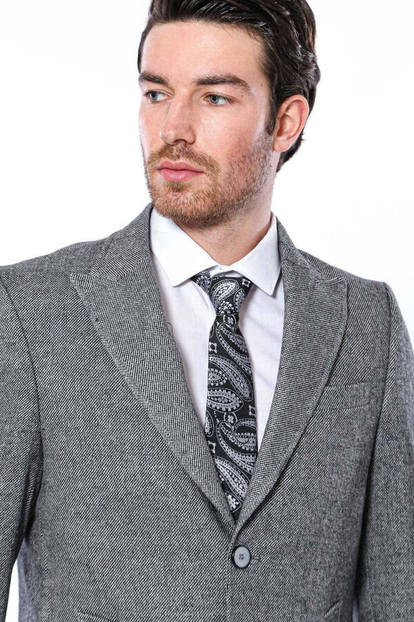 Wessi brendi, kulrang, o'tkir yoqali, tizza uzunligidagi erkak paltosi. - 2