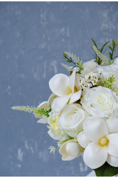 White Bridal Bouquet with Magnolia - UĞUR GELIN BUKETI (1)