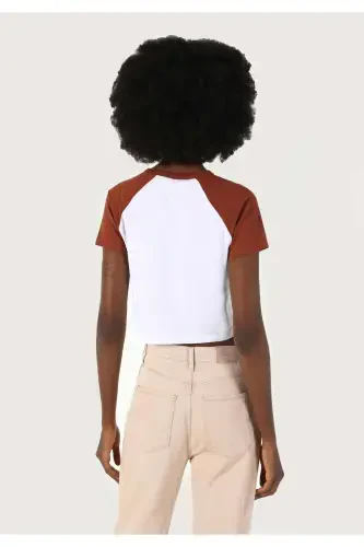 White crop top, slim fit, bisiklet collar, printed. - 2