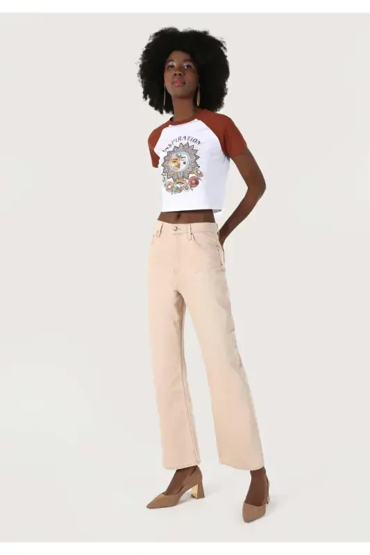 White crop top, slim fit, bisiklet collar, printed. - 3