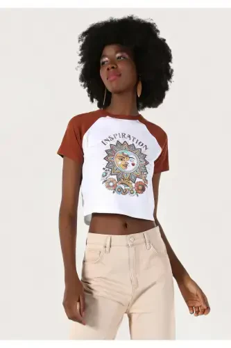 White crop top, slim fit, bisiklet collar, printed. - 4