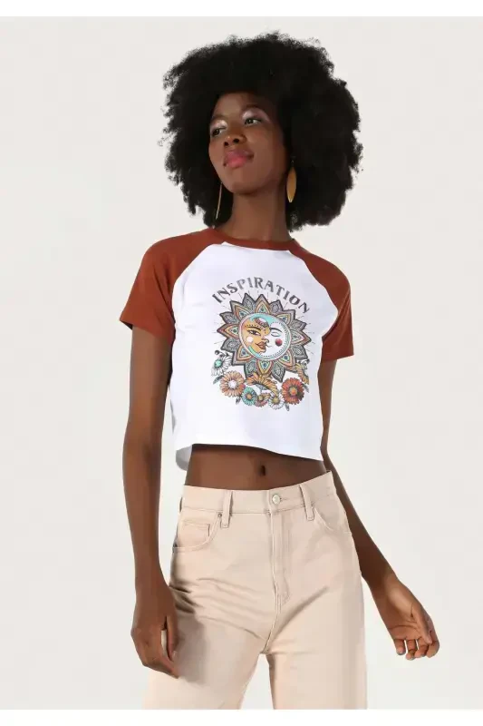 White crop top, slim fit, bisiklet collar, printed. - 4