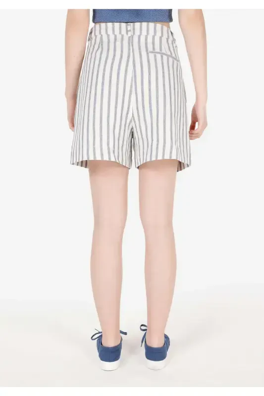 White high-waisted, pocketed shorts for women (regular fit) - 2