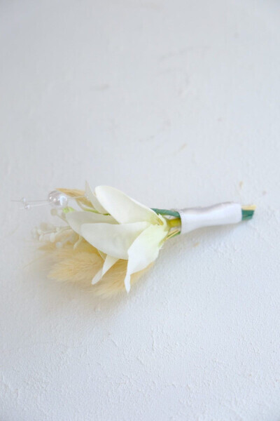 White Joy Groom Boutonniere - UĞUR GELIN BUKETI