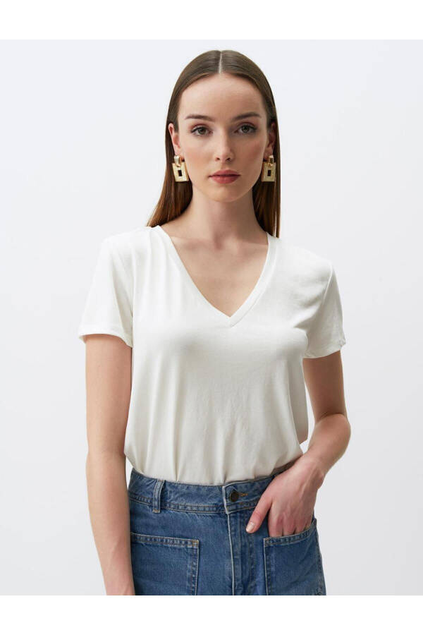 White Plain Cut V-Neck Short Sleeve Knit Basic T-Shirt - 18