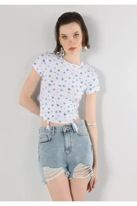 White, short-sleeved, printed crop t-shirt - 4