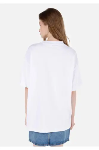 White T-shirt with UNISEX Lilseb Slogan - COLIN'S (1)