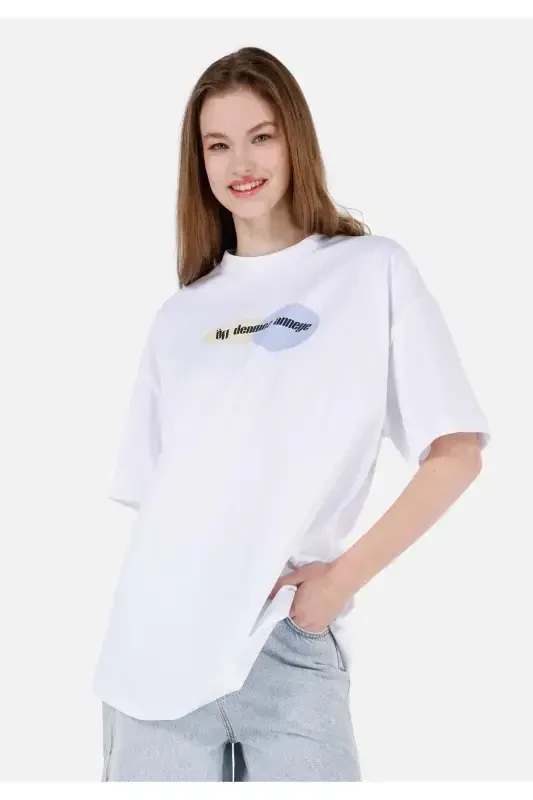 White T-shirt with UNISEX Lilseb Slogan - COLIN’S