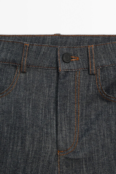 Wide-leg, detailed, textured jean. - 11