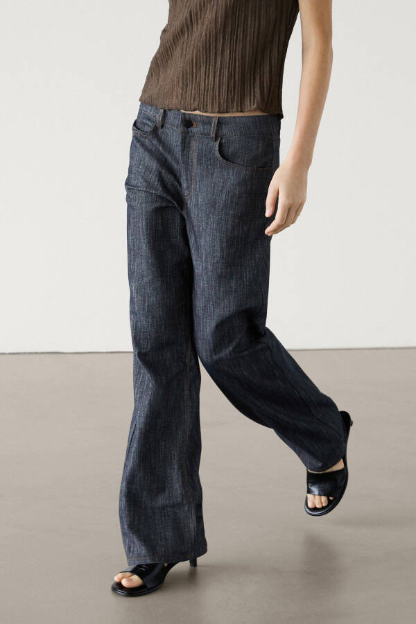 Wide-leg, detailed, textured jean. - 3