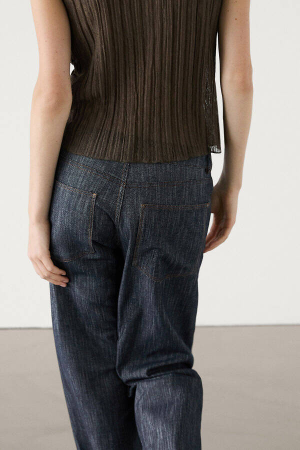 Wide-leg, detailed, textured jean. - 4