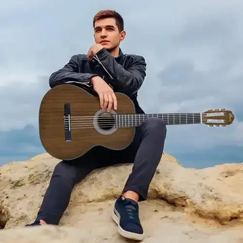 WINZZ 4/4 Klassik Gitara, 39 dyuymli to'liq o'lchamli neylon torli gitara yangi boshlanuvchi kattalar uchun, bepul darslar, Gig Bag, oyoq o'rindig'i, Kapo, Tuner, Ilgak va Tasma bilan to'liq klassik gitara to'plami (Yaltiroq Tan) - WINZZ (1)