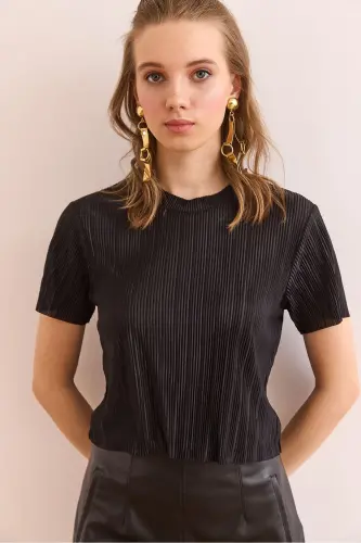 Woman Black Turtleneck Pleated Crop Blouse BLZ-190 - OLALOOK (1)
