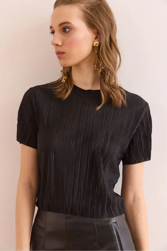 Woman Black Turtleneck Pleated Crop Blouse BLZ-190 - 3