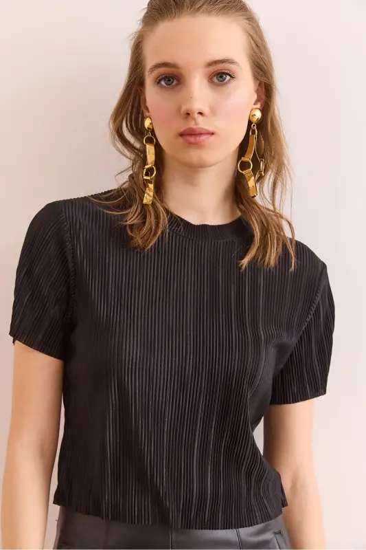 Woman Black Turtleneck Pleated Crop Blouse BLZ-190 - 4