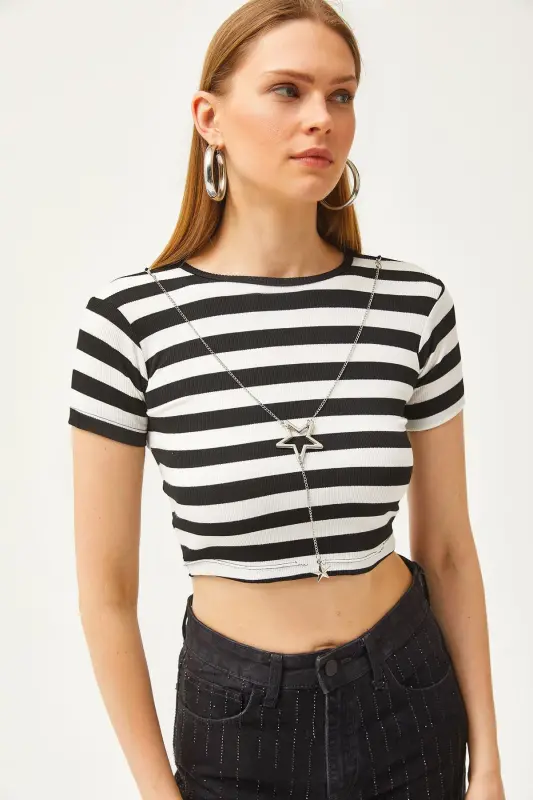 Woman Black White Star Necklace Striped Crop Top - OLALOOK