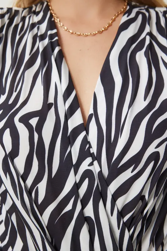 Woman Black White Wrap Collar Padded Snap Fastener Sandy Blouse ZH00039-Black White - 5