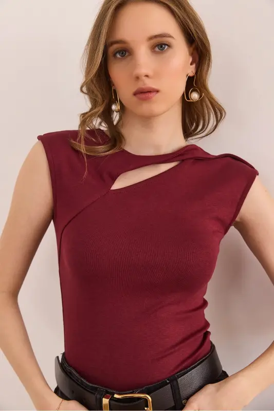 Woman Burgundy Drop Neckline Shoulder Detailed Cotton Model - 1