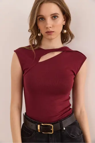 Woman Burgundy Drop Neckline Shoulder Detailed Cotton Model - 3