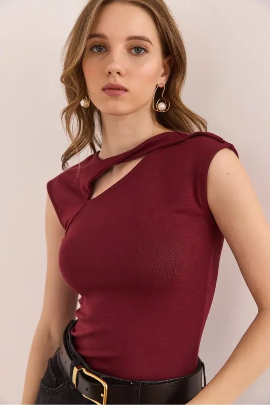Woman Burgundy Drop Neckline Shoulder Detailed Cotton Model - 4