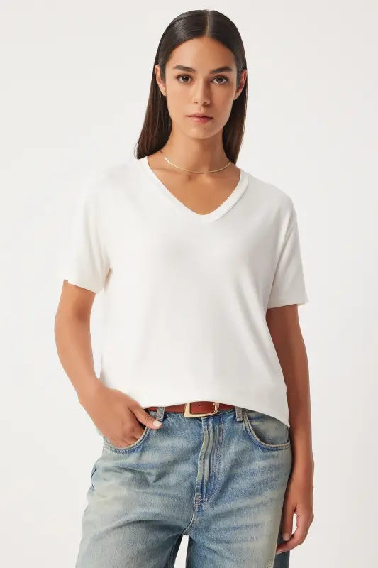 Woman Ecru V Neck Basic Viscose Knitted T-Shirt EN00613-Ecru - HAPPINESS İSTANBUL