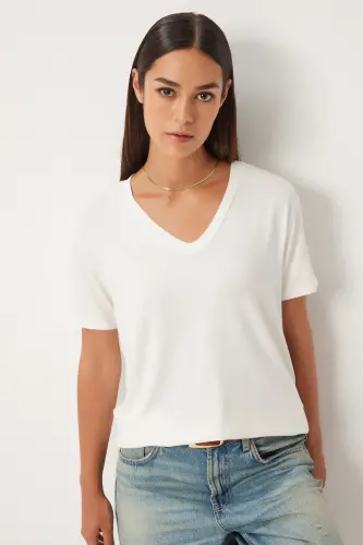 Woman Ecru V Neck Basic Viscose Knitted T-Shirt EN00613-Ecru - HAPPINESS İSTANBUL (1)