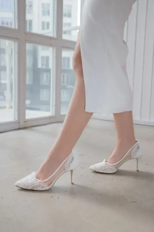 Woman White Lace Embroidered Bridal Shoes - 2